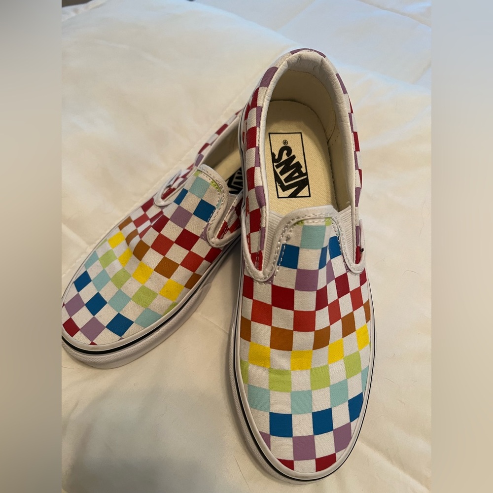Vans Rainbow Checkerboard Slip-on Shoe. Men’s 5.5, Women’s 7.0.